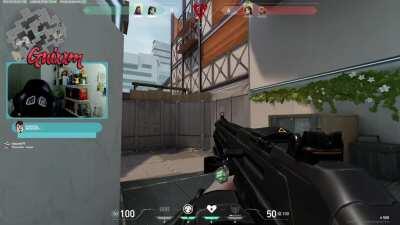 Video do momento no qual streamer tem casa invadida durante live