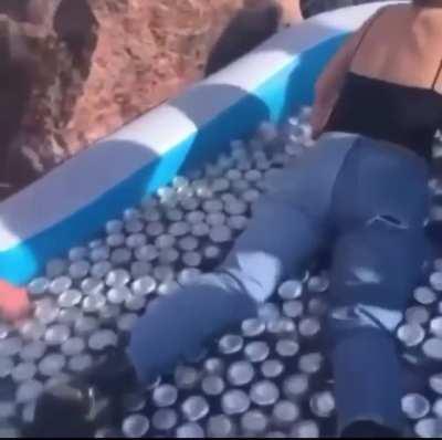 Пятница, ныряем в бассейн с пивом