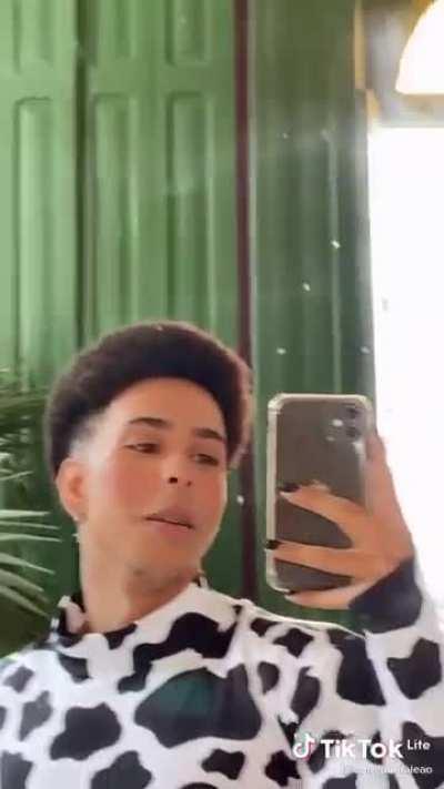 Muquinha tentando pagar de homem!