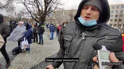 Seit einem Jahr demonstrieren wackere Patrioten und Querdenkende gegen die Maßnahmen. Ich hab mich mal mit denen unterhalten [OC]
