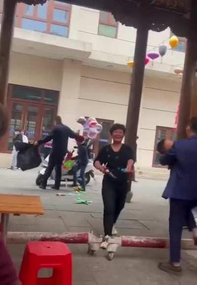 Chinese policemen bullying toy seller, passersby decide to join the robbery