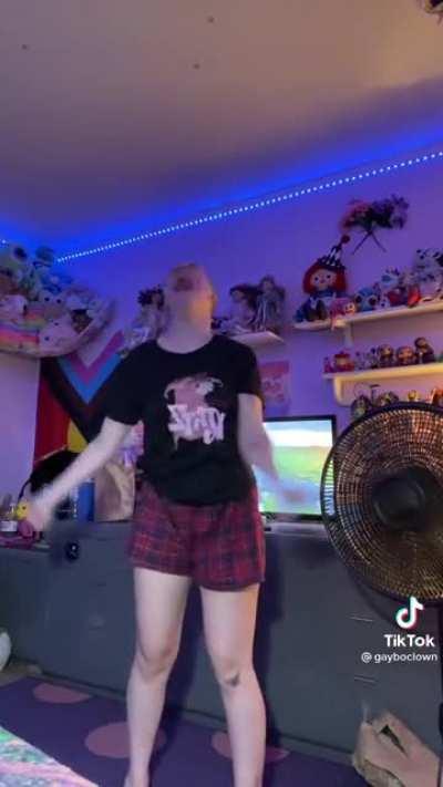 TFW you finally get home from the mental hospital and can make potato tiktoks in your own room again!