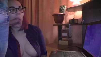 Gamer Girl Does Blowjob Without Being Distracted from The Game