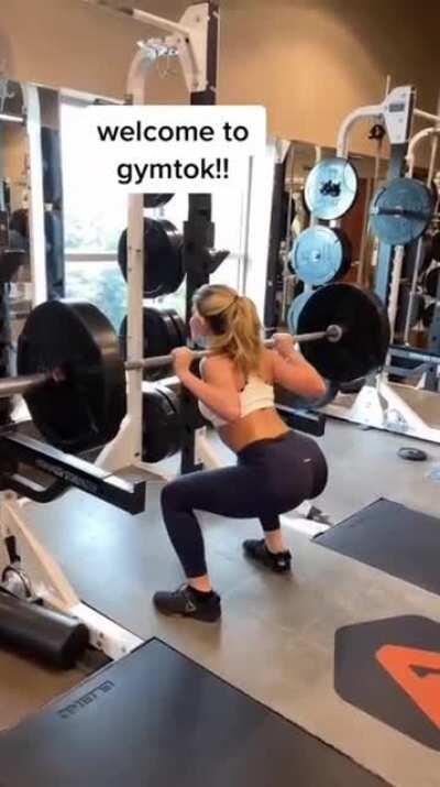 Alexa Rapp shaking ass for 2 minutes