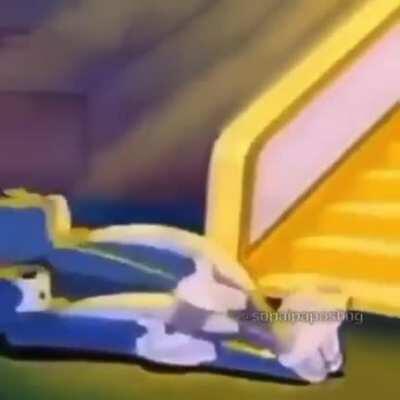 Tom fumando un porro