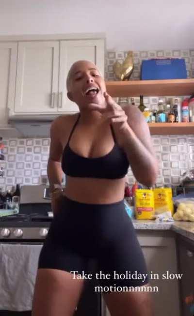 She makes it tuff for cocky not to get hard 😫😍