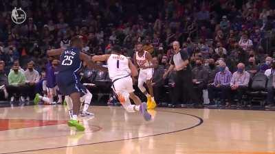 [Highlight} Crazy layup by Booker