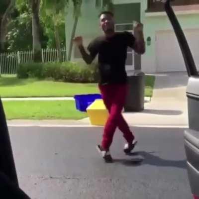 Kiki skit in broad daylight