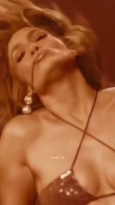 She's so seductive with her body