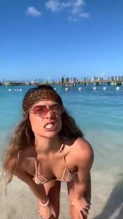 A twirl by the water 🍑🏝💦