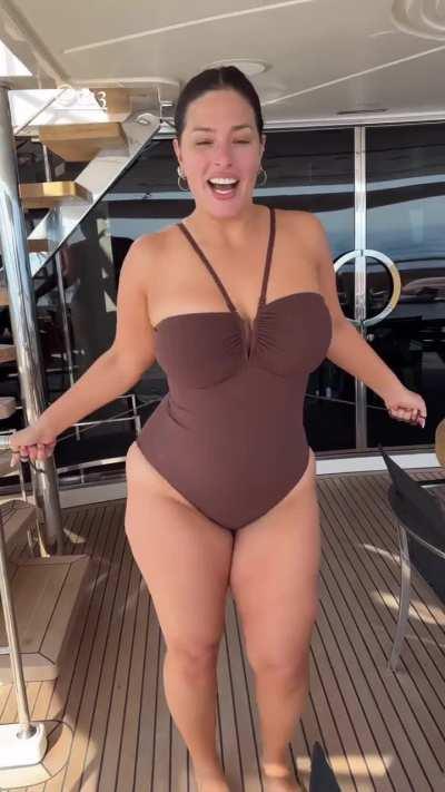 Boat babe via Insta 6/19