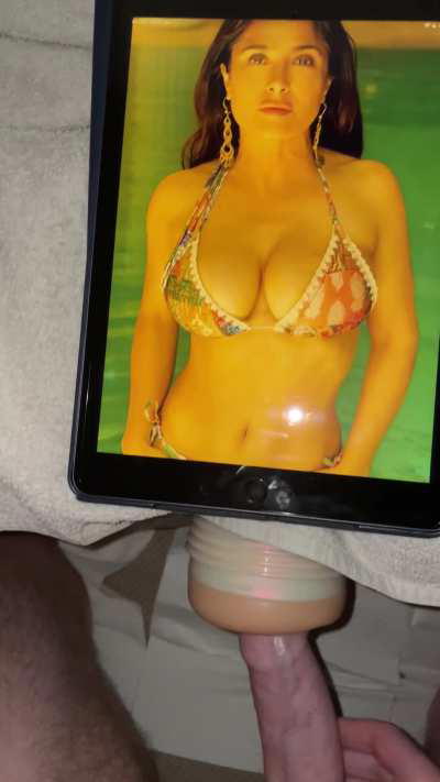 failed my salma trib a bit, the screen was too high up😅 thought it‘d still post, maybe someone will like it🥰