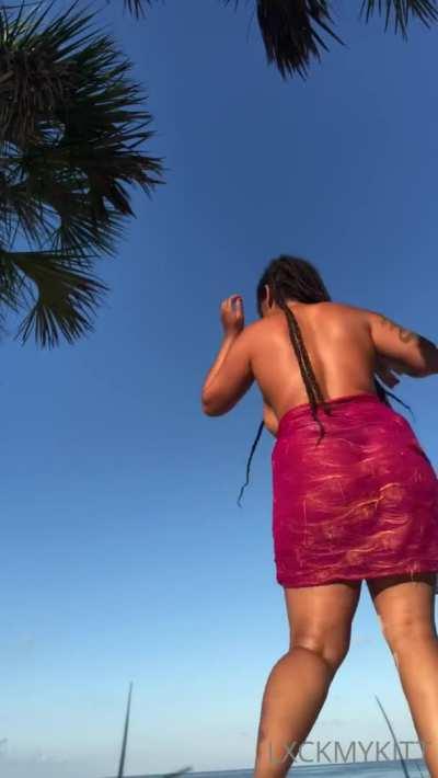 Love those 🥵tits out in the wild🔥