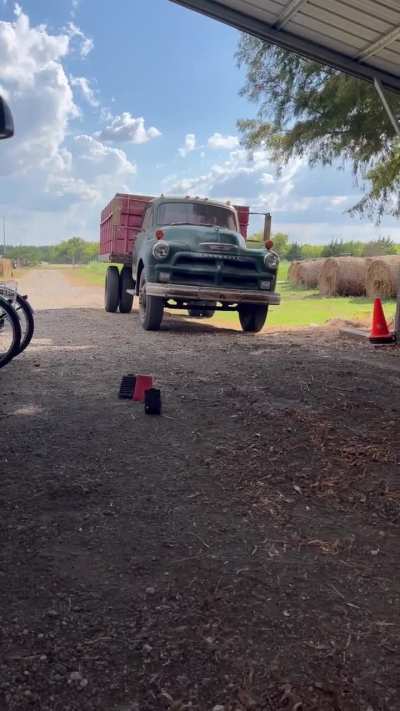 1954 Chevy 6100 grain truck 261L6 coming along😁👍👍