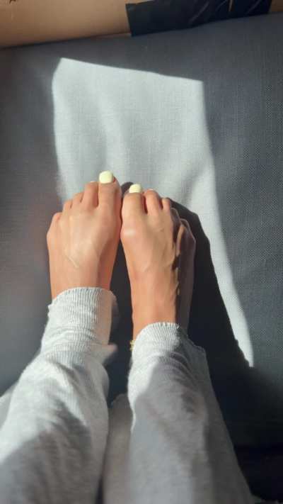 Do you like girls with big feet ?🥰.🦶🏼