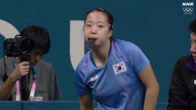 Shin Yubin cooling down in between sets during match vs Hirano Miu