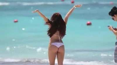 Ariel Winter Showing The Boys Her Booty!
