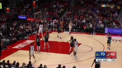 [Highlight] Steph Curry and Jonathan Kuminga connect for the alley-oop JAM