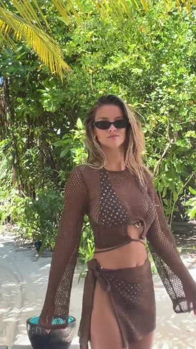 Nicola in Maldives - TikTok November 2025