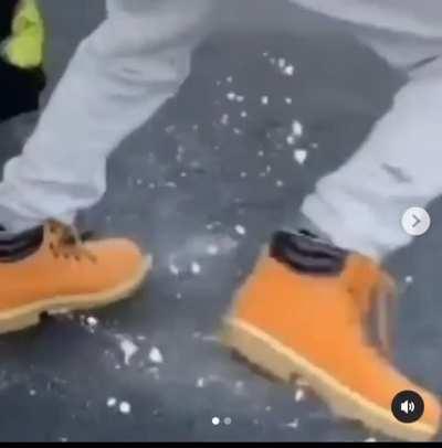 Idk what is going on here 🤷🏽‍♀️