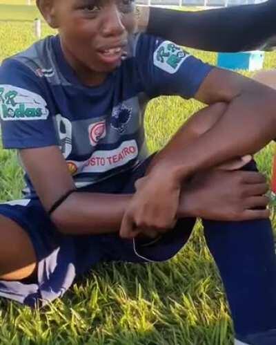 O Menino Luiz Eduardo, jogador do sub-11 do Uberlândia Academy, após sofrer racismo durante um jogo contra o Set Esportes, pelo Caldas cup. O agressor é o técnico do time adversário.