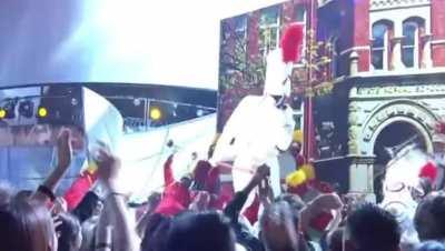 Kanye throwing some ass and the crowd gets excited