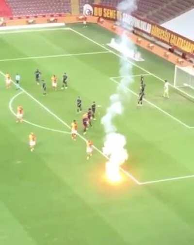 GS-FB seyircisiz maçta meşale atıldı ak