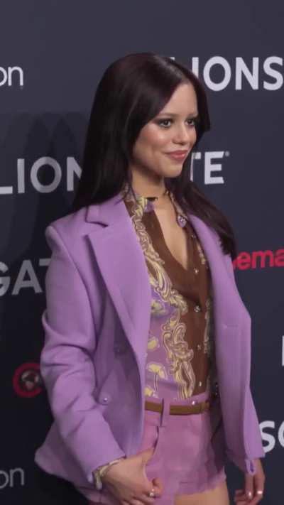 Showing off those toes 🥵