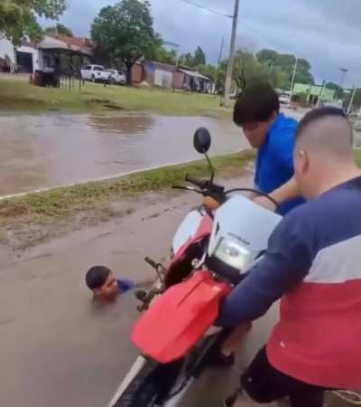 Para mí así no se arranca una moto; pero como no vivo en Chaco, mejor no opino