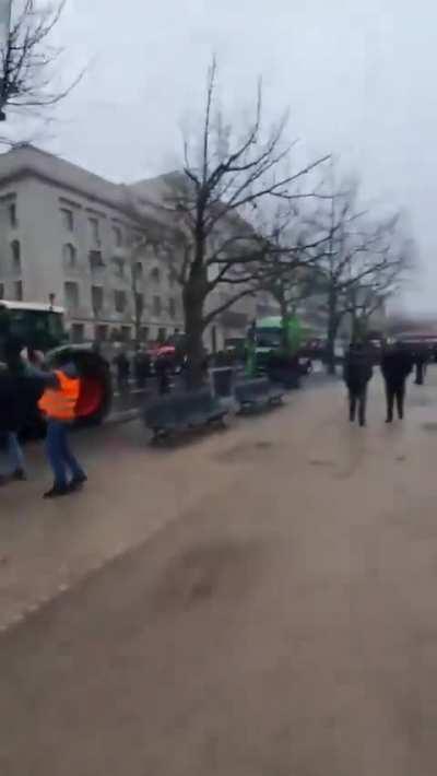 The Russian embassy in Berlin sounded its siren in support of farmers protesting against agricultural policies in Germany.