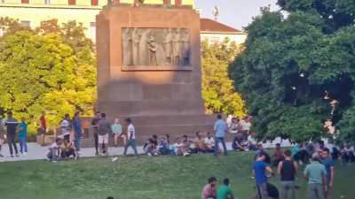 Ali meni su Šprajc i Mojmira objasnili da je zamjena stanovništva teorija zavjere. Zašto sam ja glup i ne mogu shvatiti da su Šprajc i Mojmira u pravu.