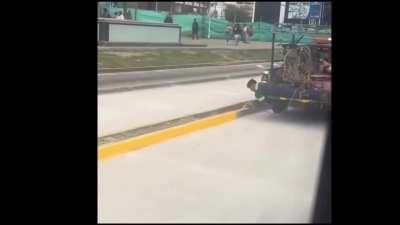 Curioso método para pintar cordones.