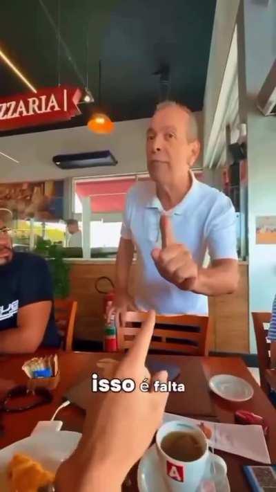 Dono de padaria ameaça clientes com pedaço de pau em Barueri (SP). Vídeos que circulam na internet mostram o momento em que o dono aborda as pessoas na mesa e proíbe que um laptop fique em cima da mesa.