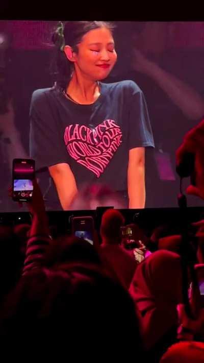 Jennie's sexy upskirt c'mon people at the side, release the video in your angle and bless us 💦