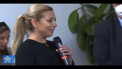 Fabiola se quedó una semana más en Europa (con nuestros impuestos, claro) para cavar un “pozo por la creatividad” (?)