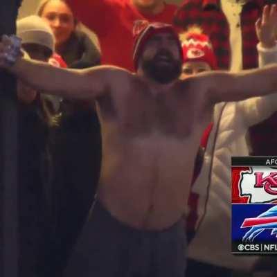 [Highlight] Jason Kelce does not need a shirt after Travis's touchdown.