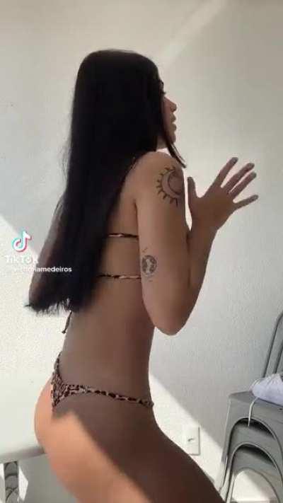 Victtoria big butt and big boobs