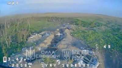 A Ukrainian National Guard soldier takes out two Russians in close combat, the rest are taken out by FPV drones.