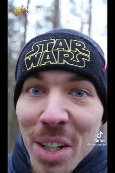 Pov: praeini pro gražią mergina gatvėje.