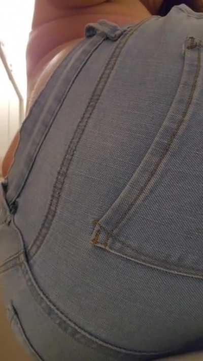Want to see more of this beautiful farting ass? Dm me for her info 🍑💨