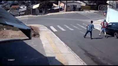 Flamenguista salva carro desgovernado num estilo Missão Impossível