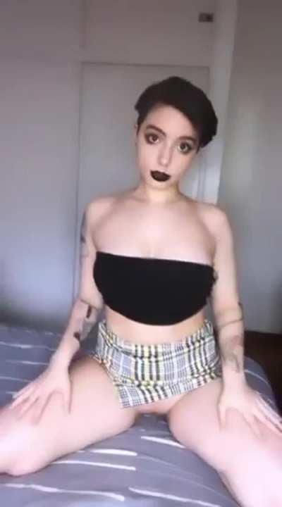 I'ts ok if your big tiddy goth gf has short hair? ♥