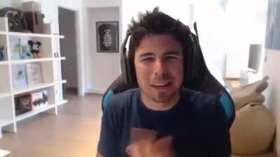 Willy hablando su idioma natal