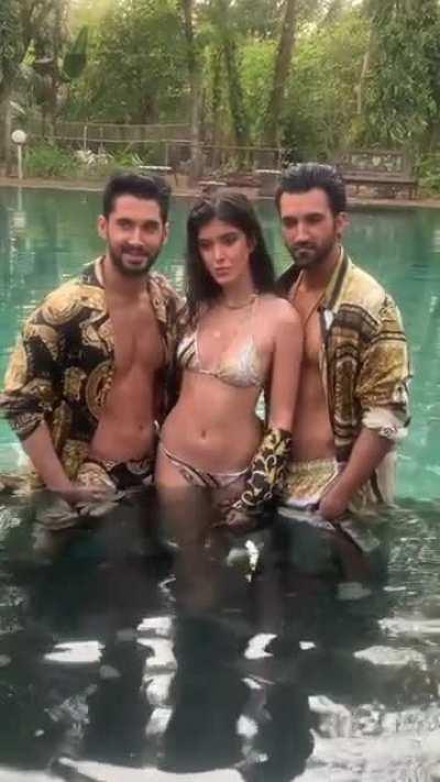 Why are they trying to make this look like a threesome 🙄