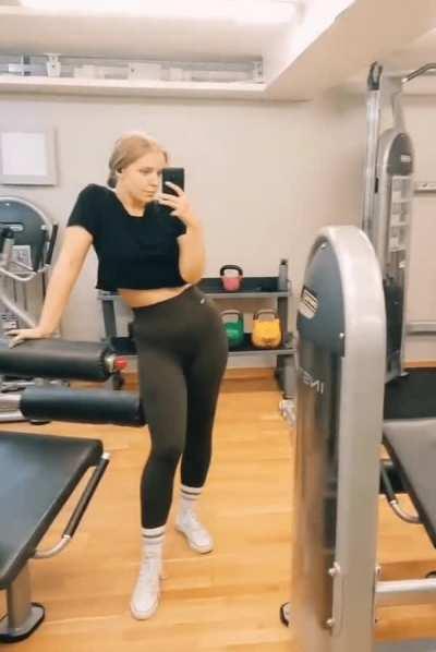 It's snowing like crazy outside but I managed to get my butt to the gym ☺️ proud! (F26)