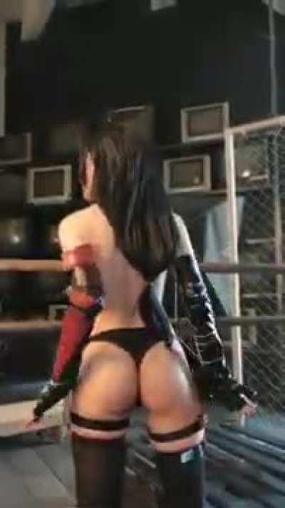 FF7 Remake Tifa Cosplay Jiggling Big Bouncy Butt & Spanking