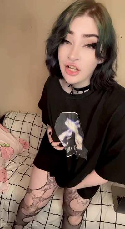 Any straight guys who would suck off a goth girl? (me 😝)