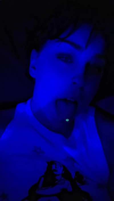 Hehe it glows when im giving head 😍