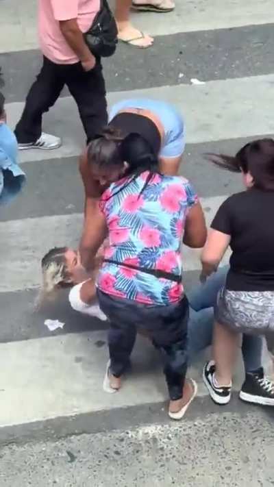 La engancharon pungueando, la marcaron y la sopapearon. Pasó en Flores en el medio de las compras por navidad este fin de semana