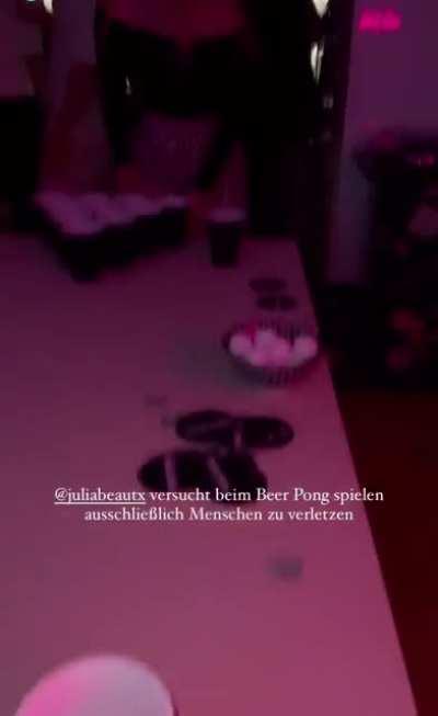 Julia Beautx spielt Beer Pong auf Sonny Loops Geburtstag… Instagram Story von Caramella vom 28.10.22